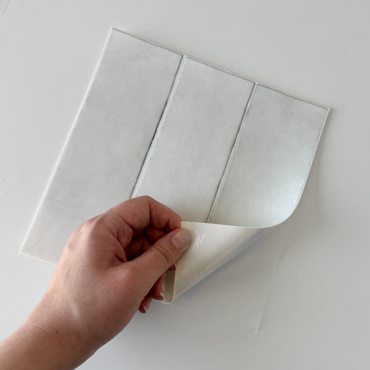 Katja lys grå selvklebende fliser i zellige stil