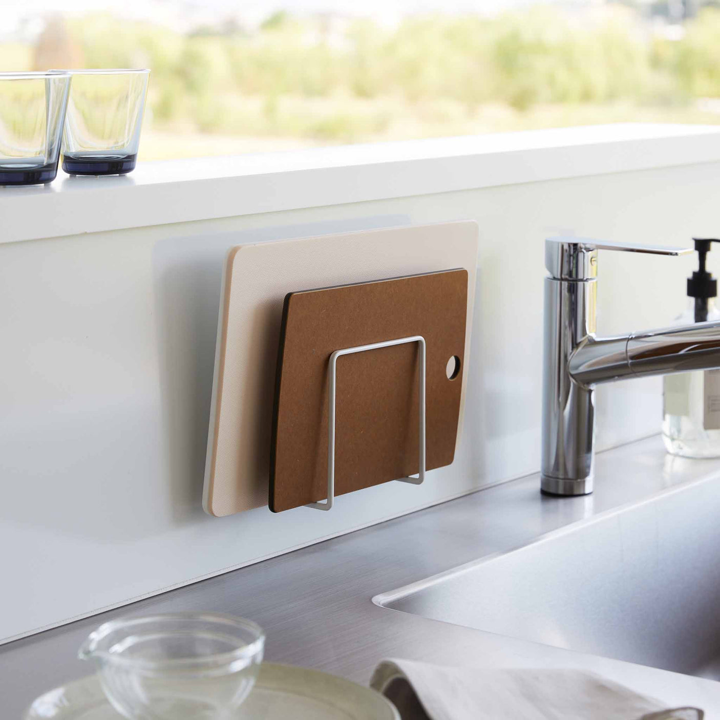 Praktisk kjøkkenholder til skjærebrett med selvklebende feste og glossy overflate