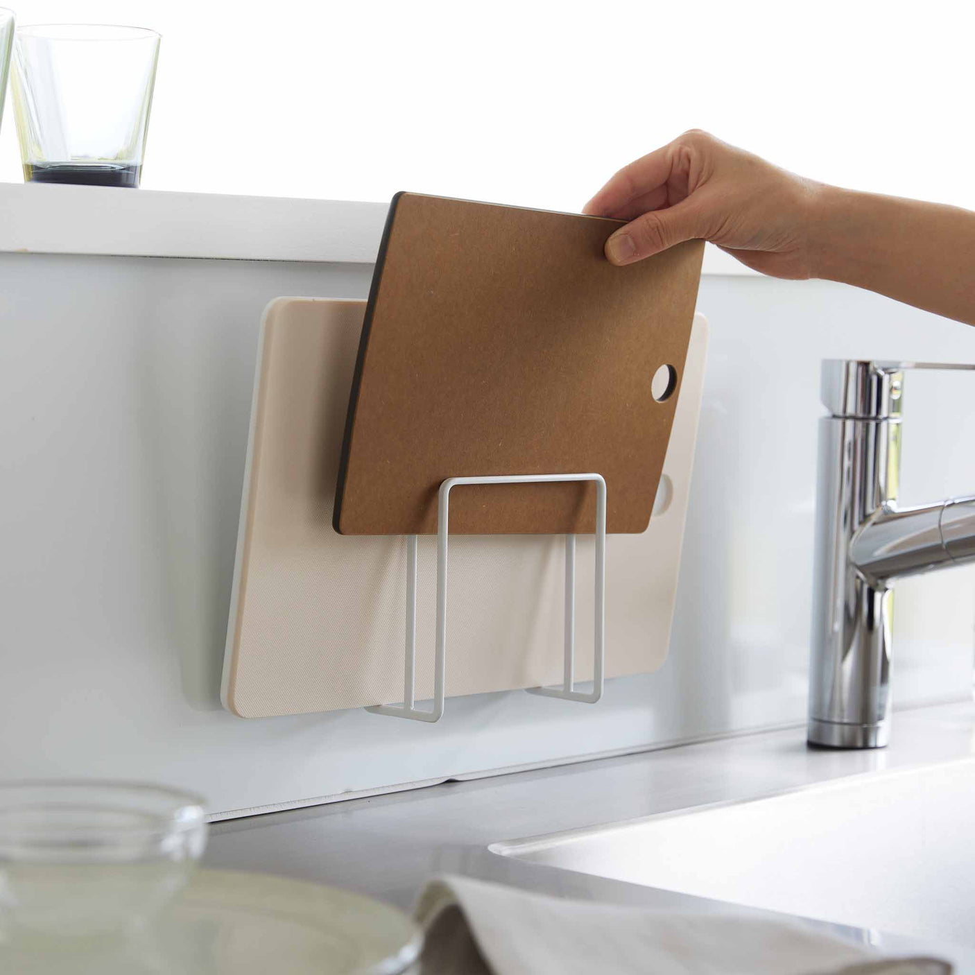 Hvit selvklebende holder til skjærebrett med to rom montert på kjøkkenvegg