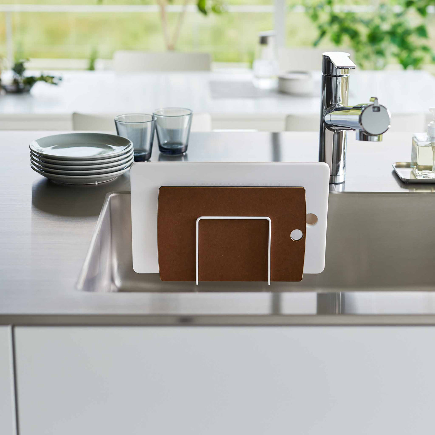 Kjøkkenorganisering med hvit skjærebrettholder i to nivåer for ulike størrelser