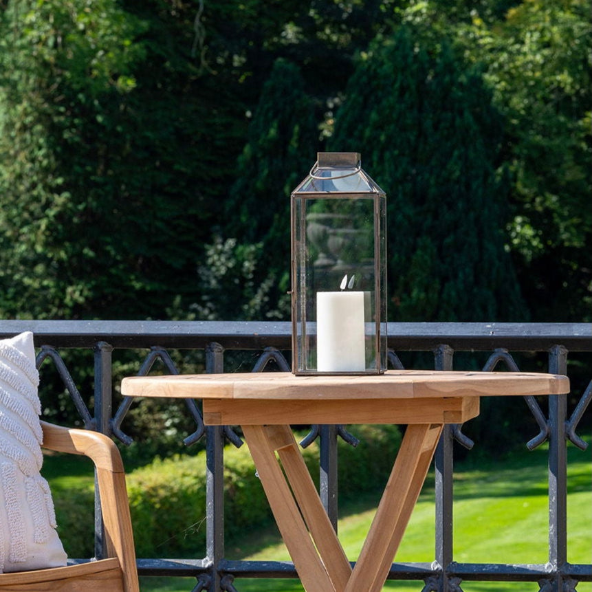 Rektangulær House Nordic lyslykt i metall og glass med klassisk topp.