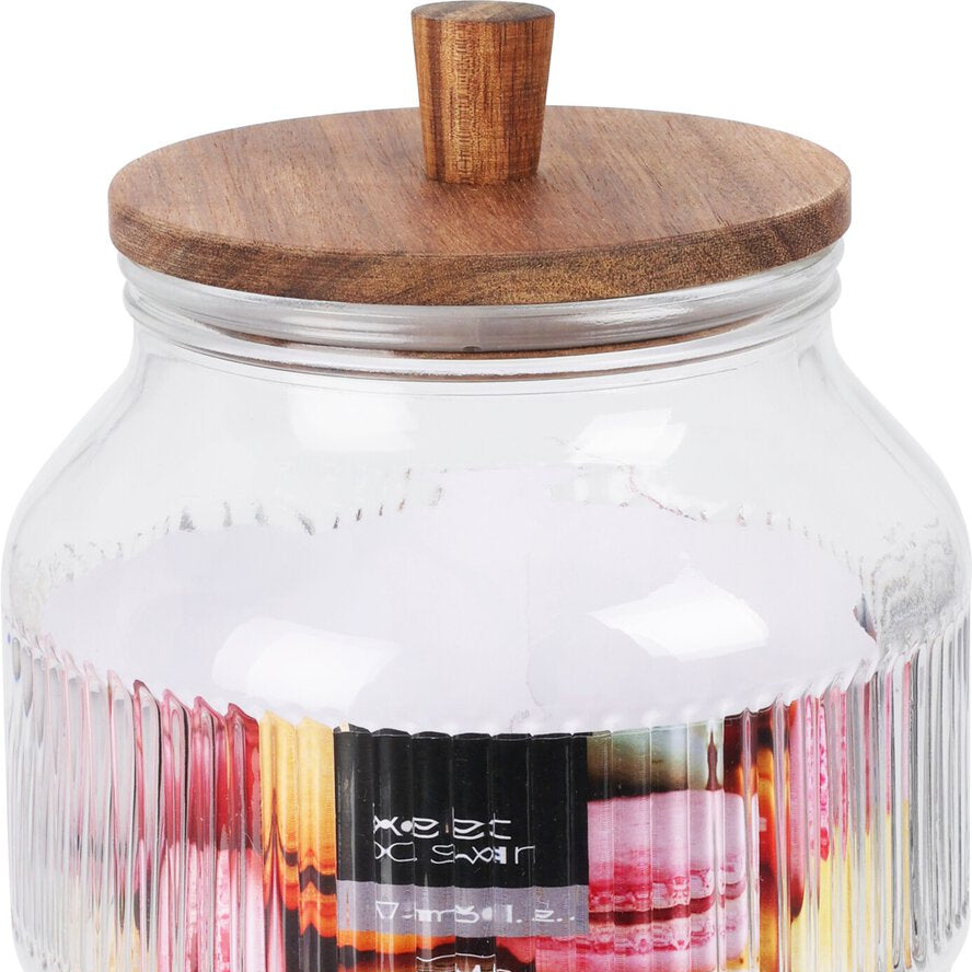 Kompakt glasskrukke med tettsittende lokk i tre, ideell for tørrvarer og snacks.