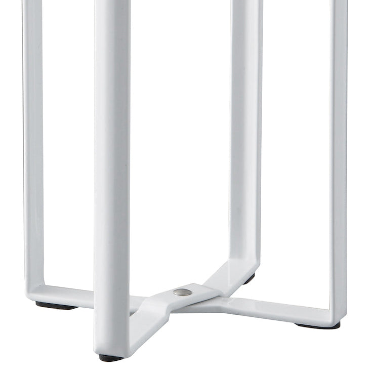 Hvit metallstativ for praktisk organisering på kjøkkenet.