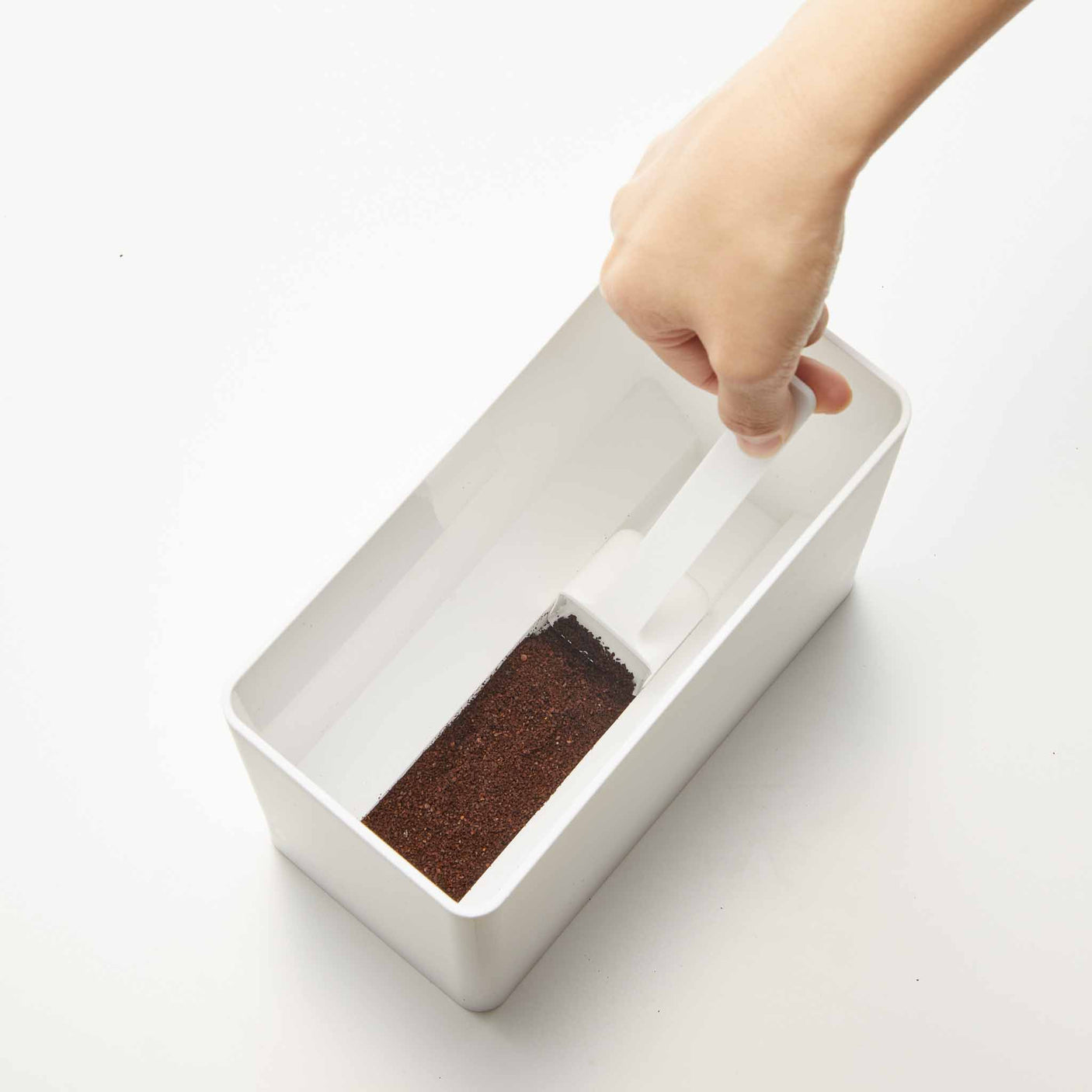 Allsidig oppbevaringsboks til tørre varer med tett lokk og medfølgende måleskje.
