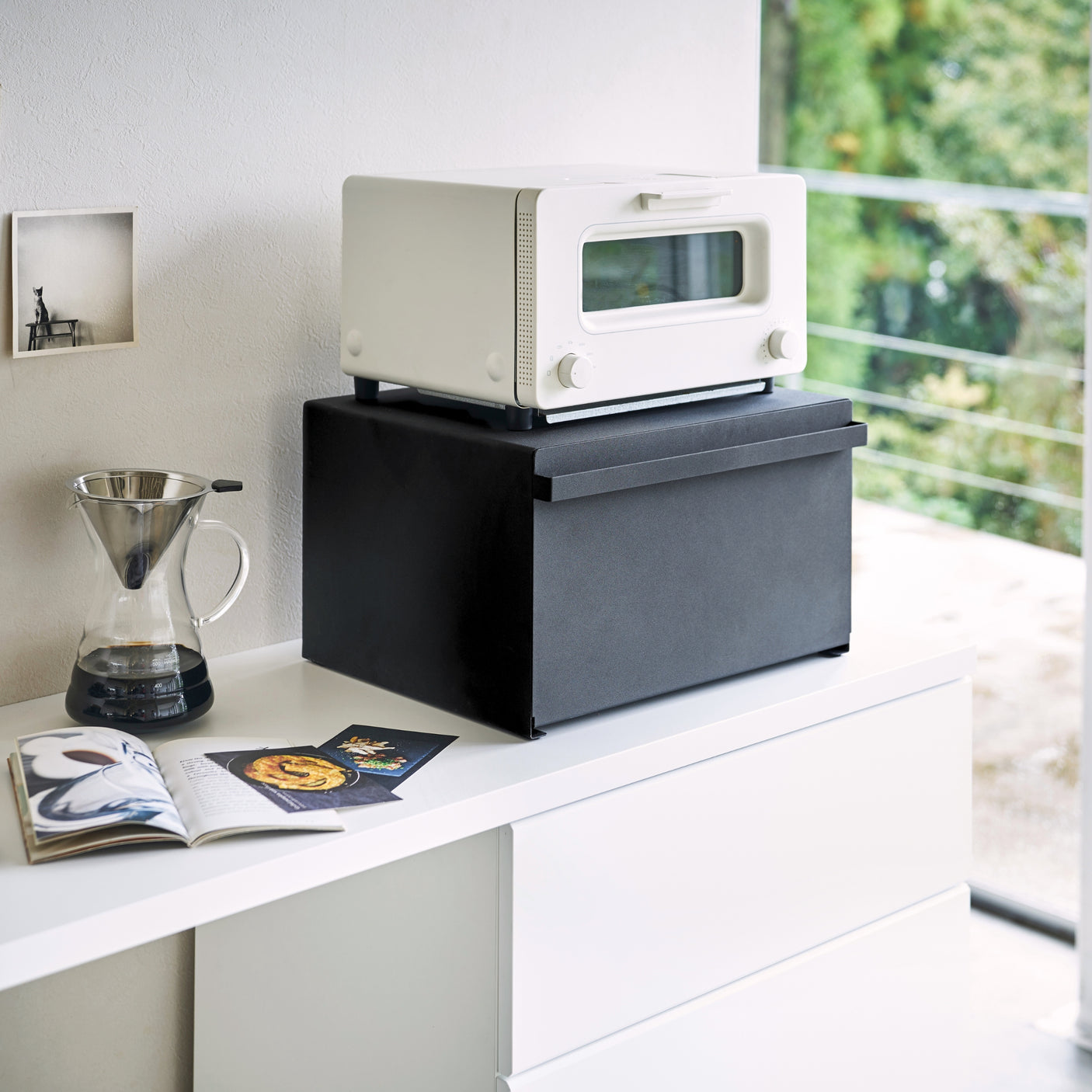 Sort bread case til oppbevaring av brød og tørrvarer på kjøkkenet