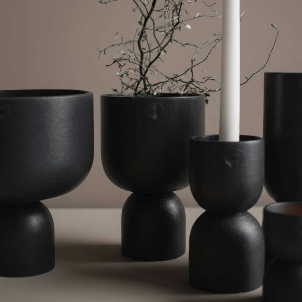 DBKD Post potte sort keramikk liggende på siden med synlig tekstur – Lindas Dekor