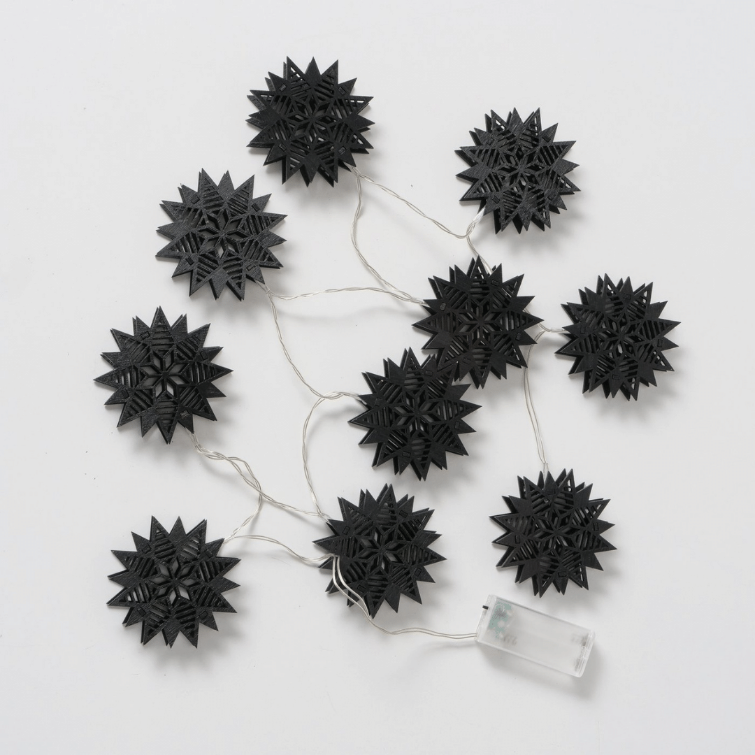 LED-lyslenke på 1 meter med flere stjerner i tre, batteriboks synlig.