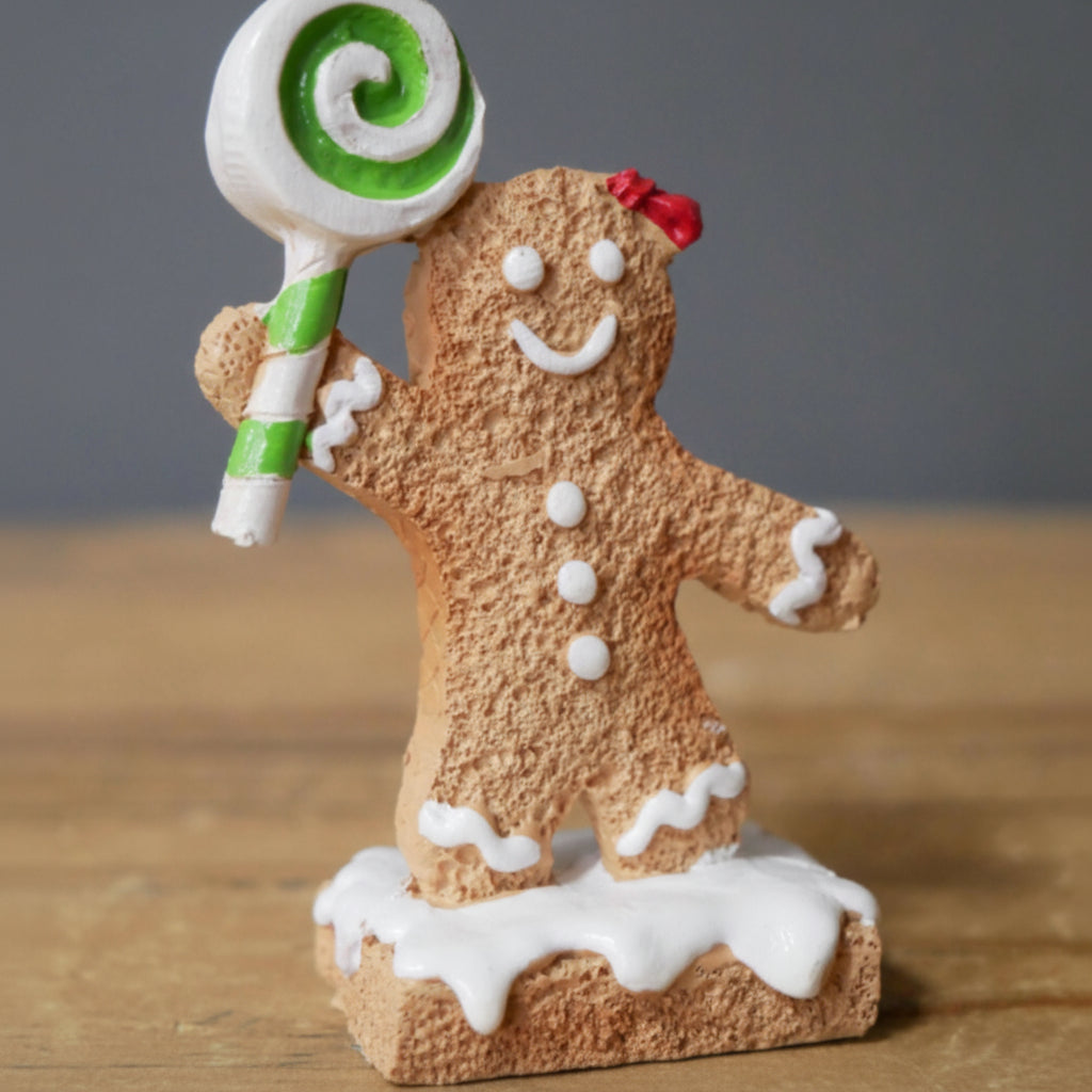 Pepperkakemenn med små lollipops brukt som bordkort