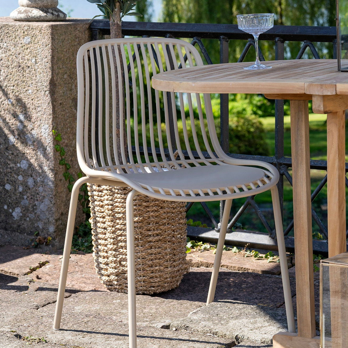 Sandfarget spisestol med luftig ryggdesign til uteplass