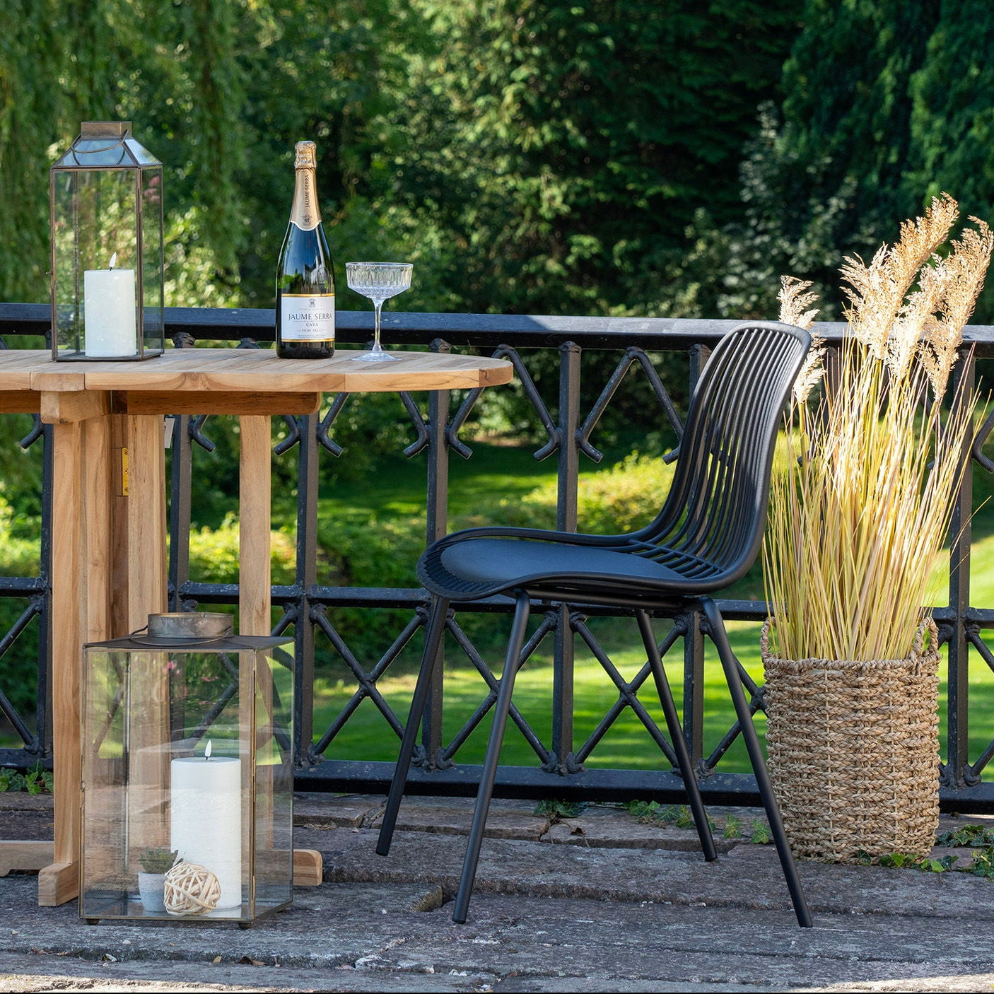 Moderne stabelbar stol i sort til spisebord utendørs