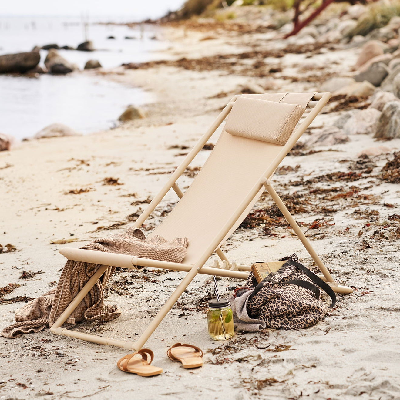 Strandstol plassert på stranden