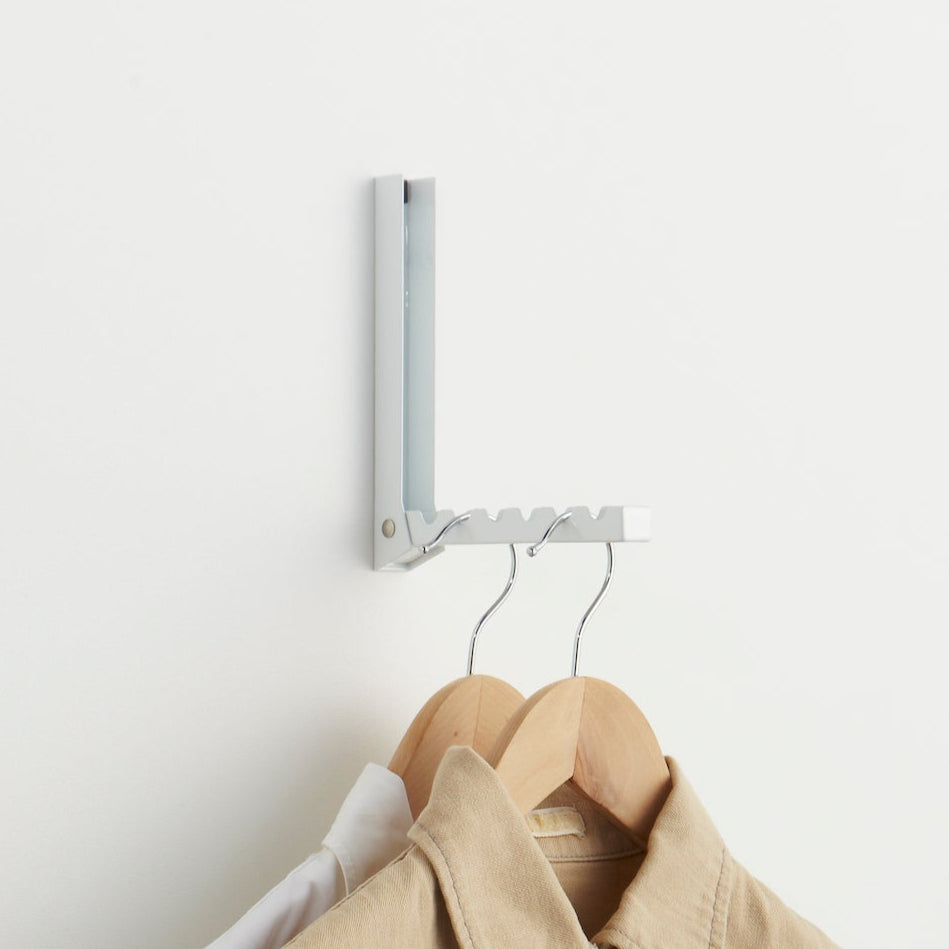 Plassbesparende klesholder i hvitt metall.