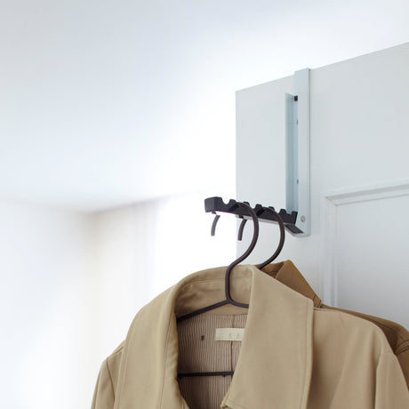 Sort kleshengerholder for dør eller veggmontering.