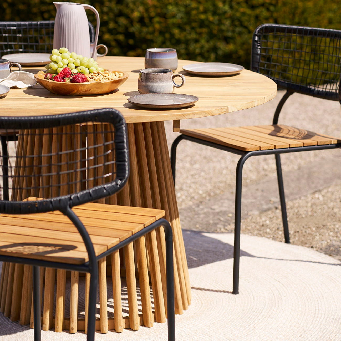 "Teakbord rundt med stavbase – 120 cm – kvadratisk bilde"