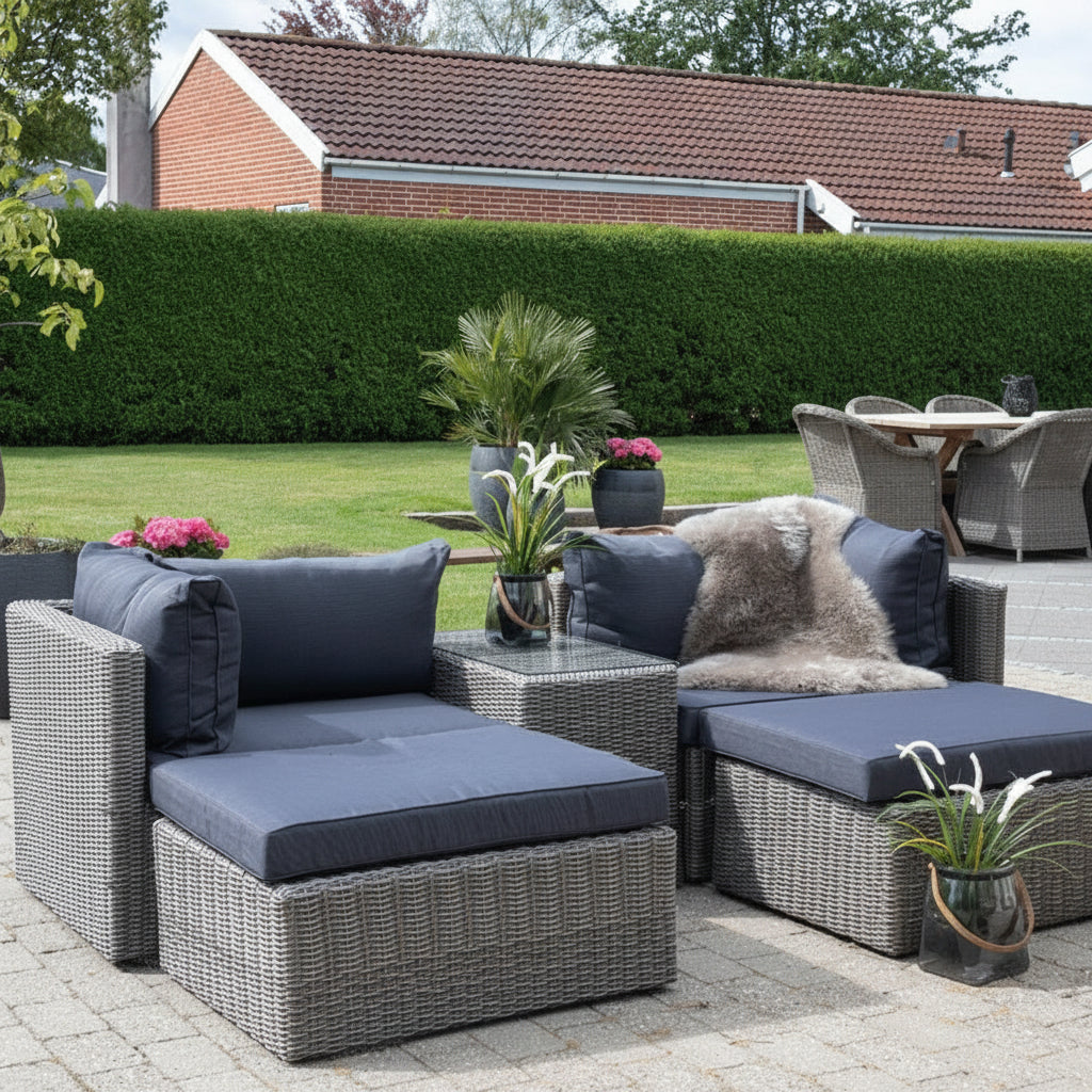 Loungesett til terrasse i kubu grå fletting med mørke puter