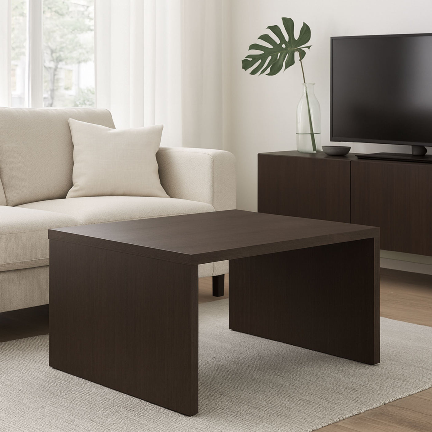 Moderne stuebord med Cocoa kontaktplast i mørk trelook, plassert i lys og minimalistisk stue med beige sofa og TV-benk