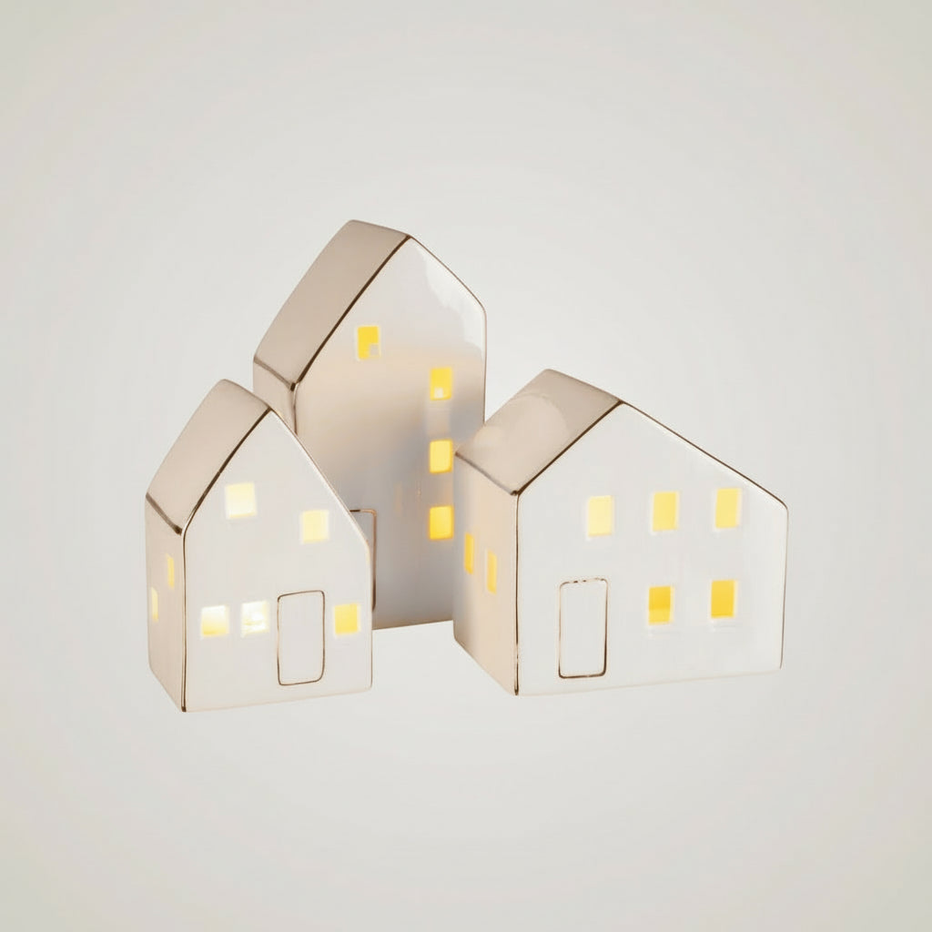 Tre Nordby keramikkhus med LED-lys - vinterlandskap julepynt dekorasjon