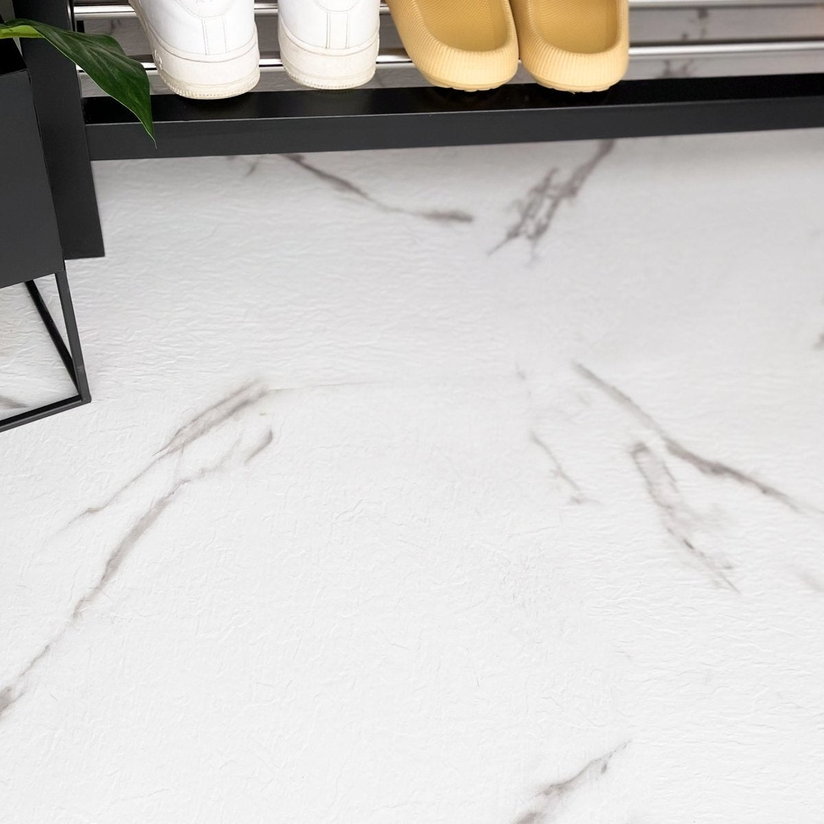 Vareprøve: Marmor hvit selvklebende gulvfliser - Lindas Dekor