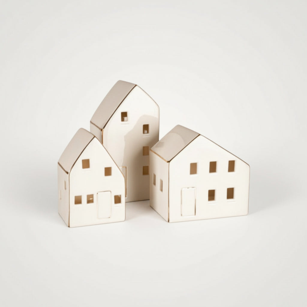 Hvitt Nordby keramikkhus medium med gulldetaljer - minimalistisk lyshus dekorasjon