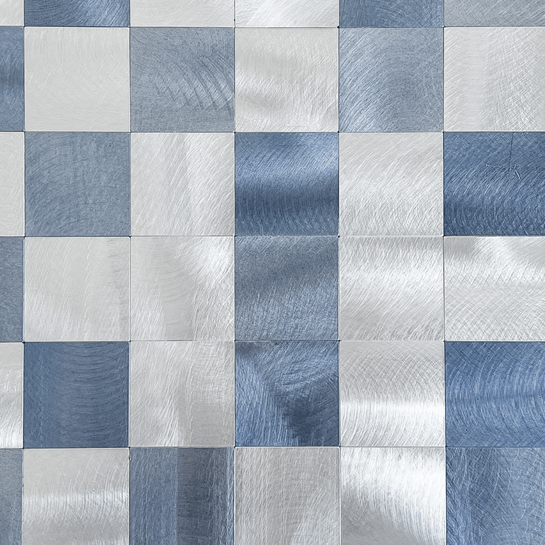 Nærbilde av Lykke fliser med kvadratisk mønster i børstet aluminium