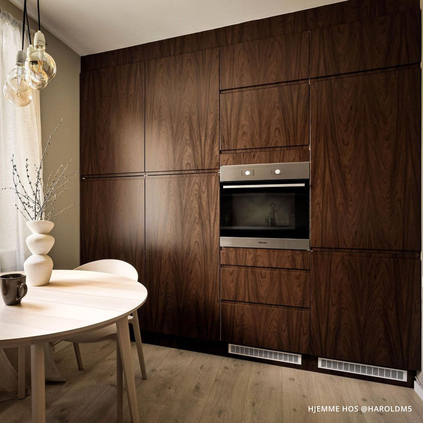 Walnut Deep på bordplate – autentisk treverk med strukturert overflate