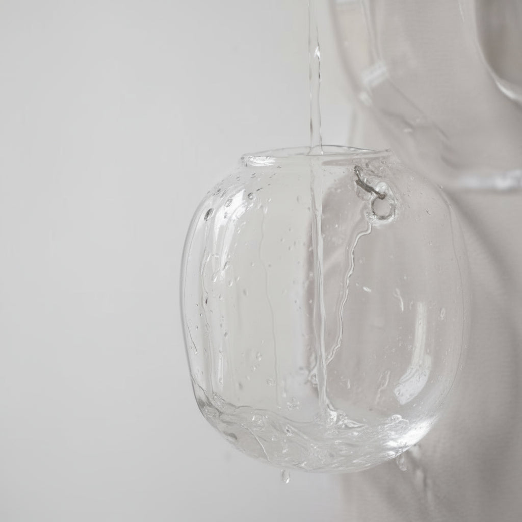 Flere DBKD Pebble veggvaser montert i gruppe på vegg