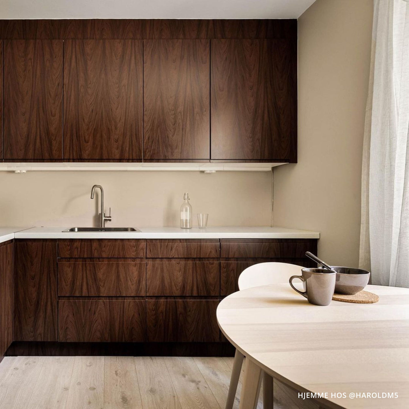 Valnøtt kontaktplast på kjøkkenbenk – naturtro trestruktur med varme bruntoner