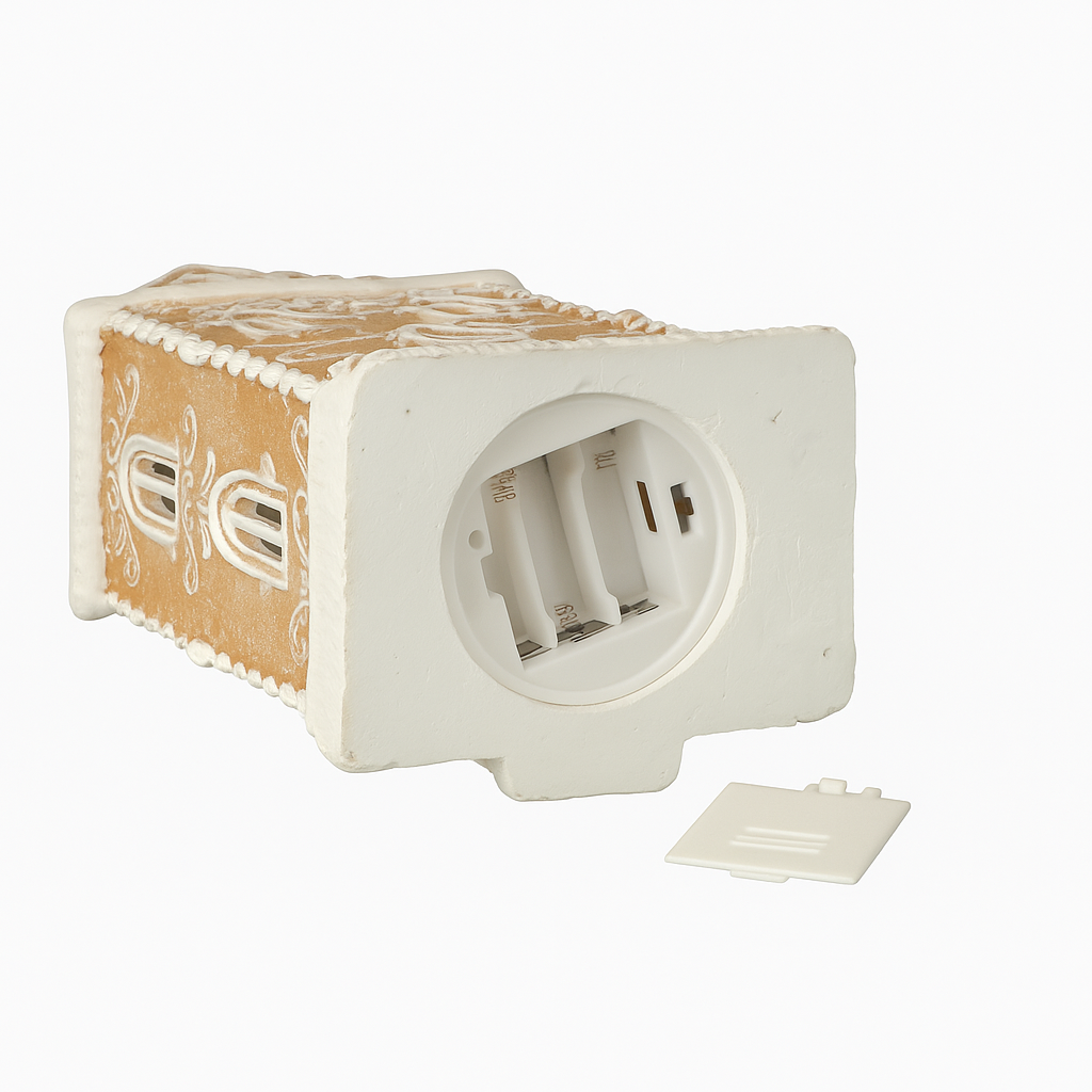 Julenisseinspirert pepperkakehus med utskårne vinduer og varm glød fra lys.