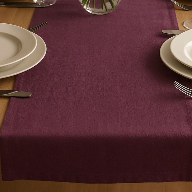 Nærbilde av bordløper lilla i lin/bomull på treflate.