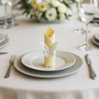 Elegant borddekking med gul serviett og Sommerfugl serviettring – perfekt detalj til bryllup, konfirmasjon eller vårinspirert selskap