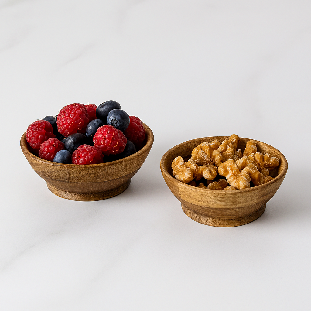 Rustikke serveringsskåler i tre fylt med ferske bringebær, blåbær og valnøtter – perfekt til kjøkken, servering og naturlig borddekorasjon