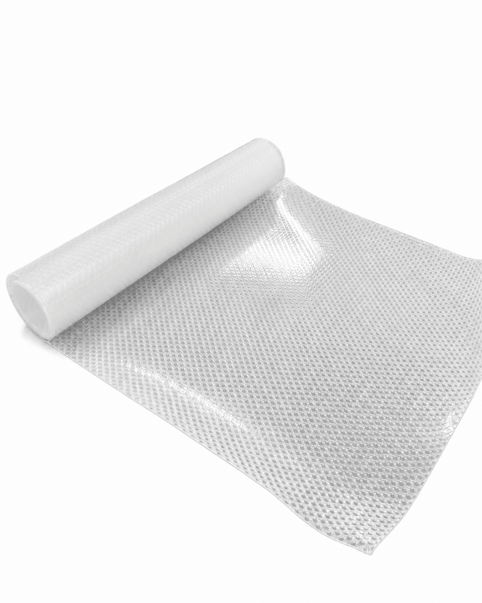 Rull med transparent antiskli skuffeinnlegg på hvit bakgrunn. -Lindas Dekor
