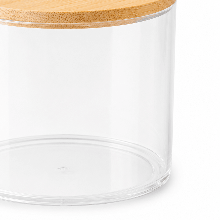 Nærbilde av transparent oppbevaringsboks med bambuslokk og klar plastbeholder. - Lindas dekor