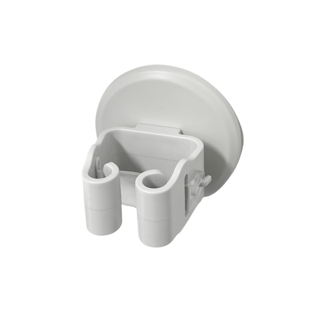 Nærbilde av en hvit moppeholder med sugekopp for veggmontering, sett fra skrå vinkel.