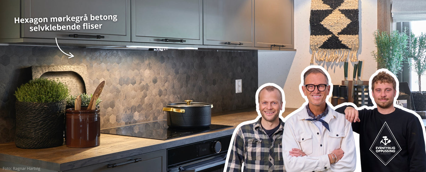 Halvor Bakke og Isak Dreyer foran kjøkkenet i Setesdal med Hexagon mørk betong selvklebende fliser fra Lindas Dekor brukt som moderne veggfliser bak koketopp.
