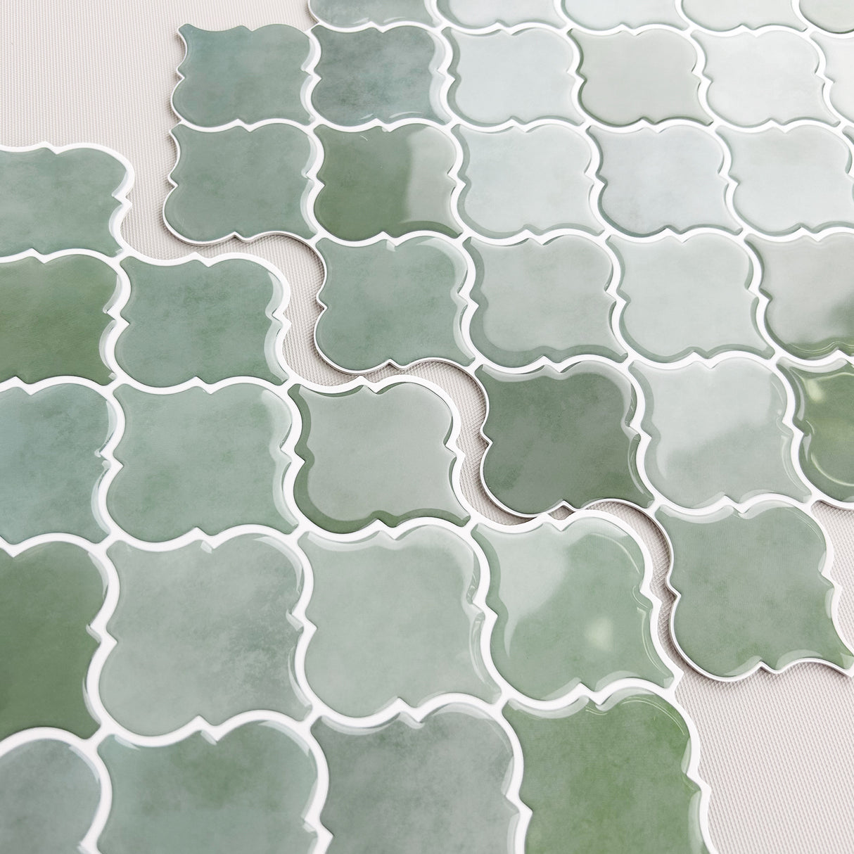 Lanterne grønn selvklebende veggflis med dekorativt mønster og nyanserte grønntoner.