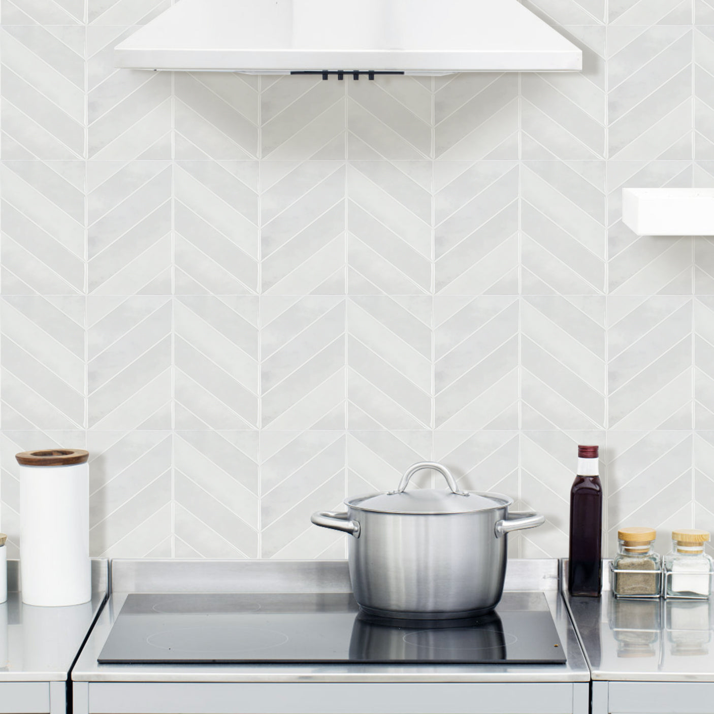 Monteres enkelt uten behov for fugemasse eller lim, perfekt for kjøkken og bad.