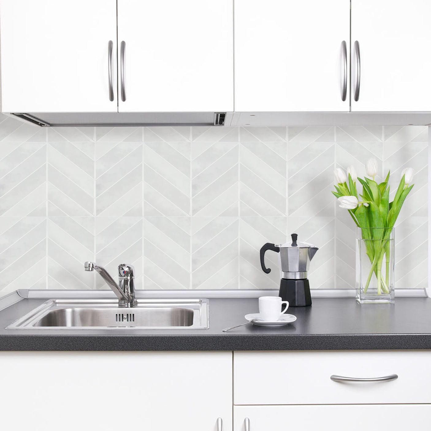 Den glatte finishen gjør flisene lette å rengjøre og vedlikeholde.