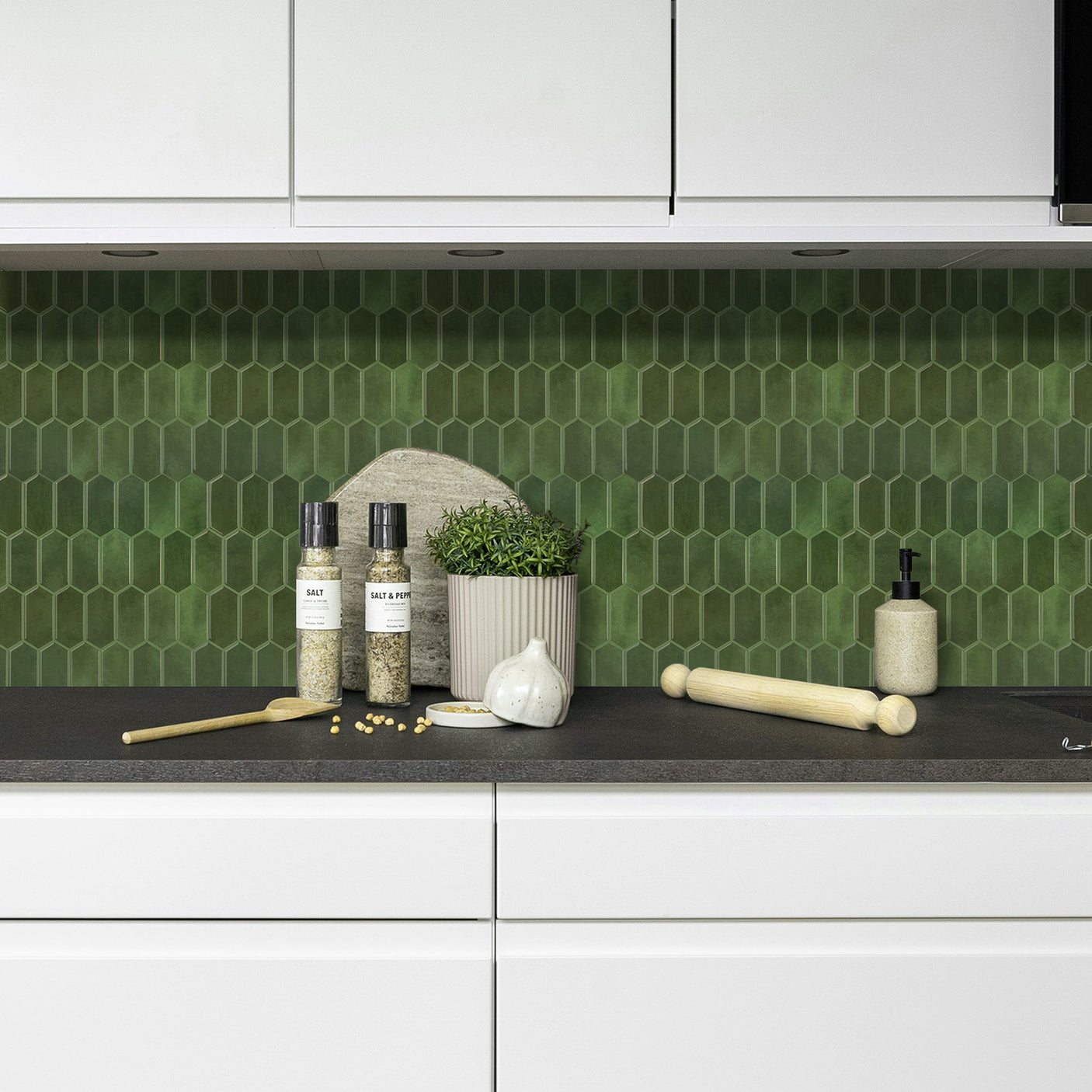 Nærbilde av Alexandra Grønn flis med selvklebende bakside.