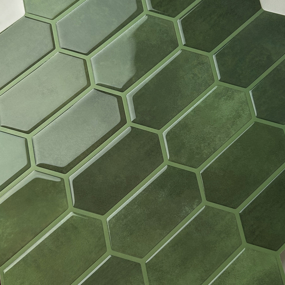 Detaljert bilde av Alexandra flisprøve med glansfull finish og klassisk marmorstruktur.