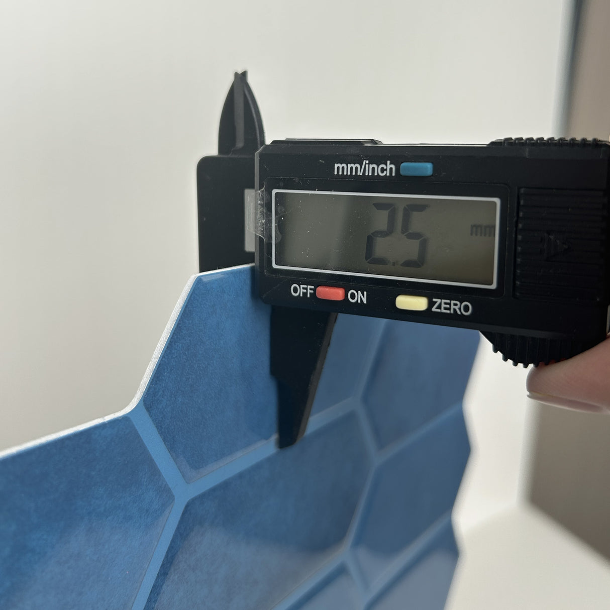 Seksjonert flisdesign skaper et unikt mønster på veggen.