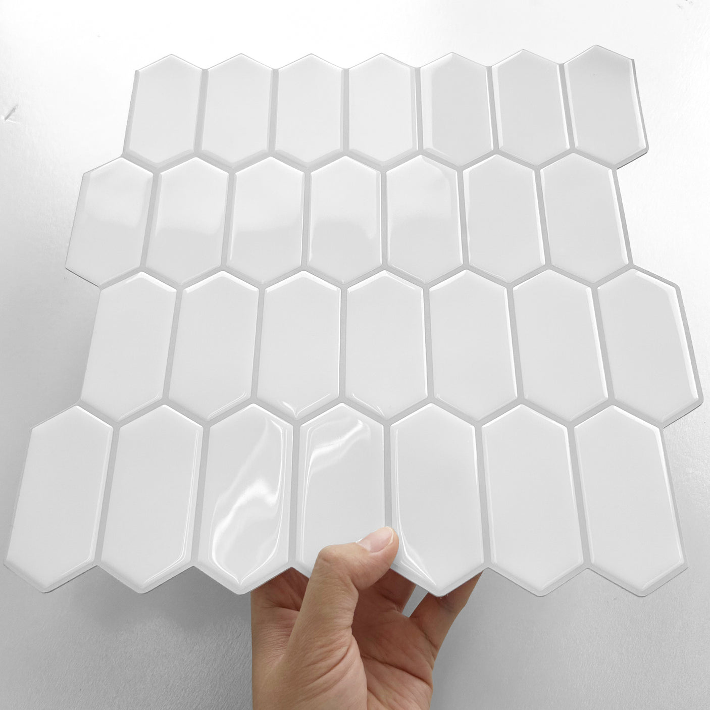 Den rene hvite fargen skaper en tidløs og elegant atmosfære.