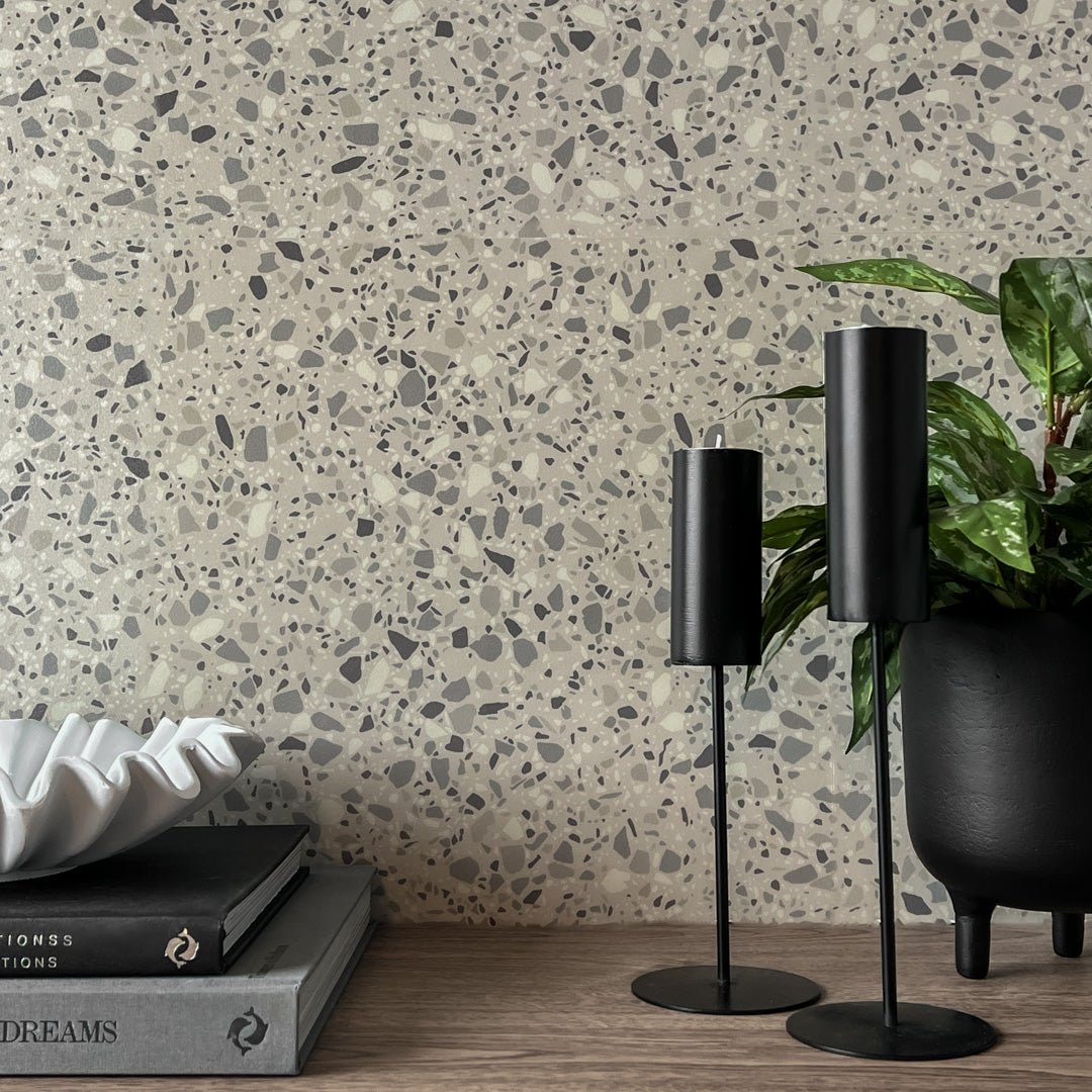 "London terrazzo selvklebende fliser – pakke med mål og dekning per flisplate"