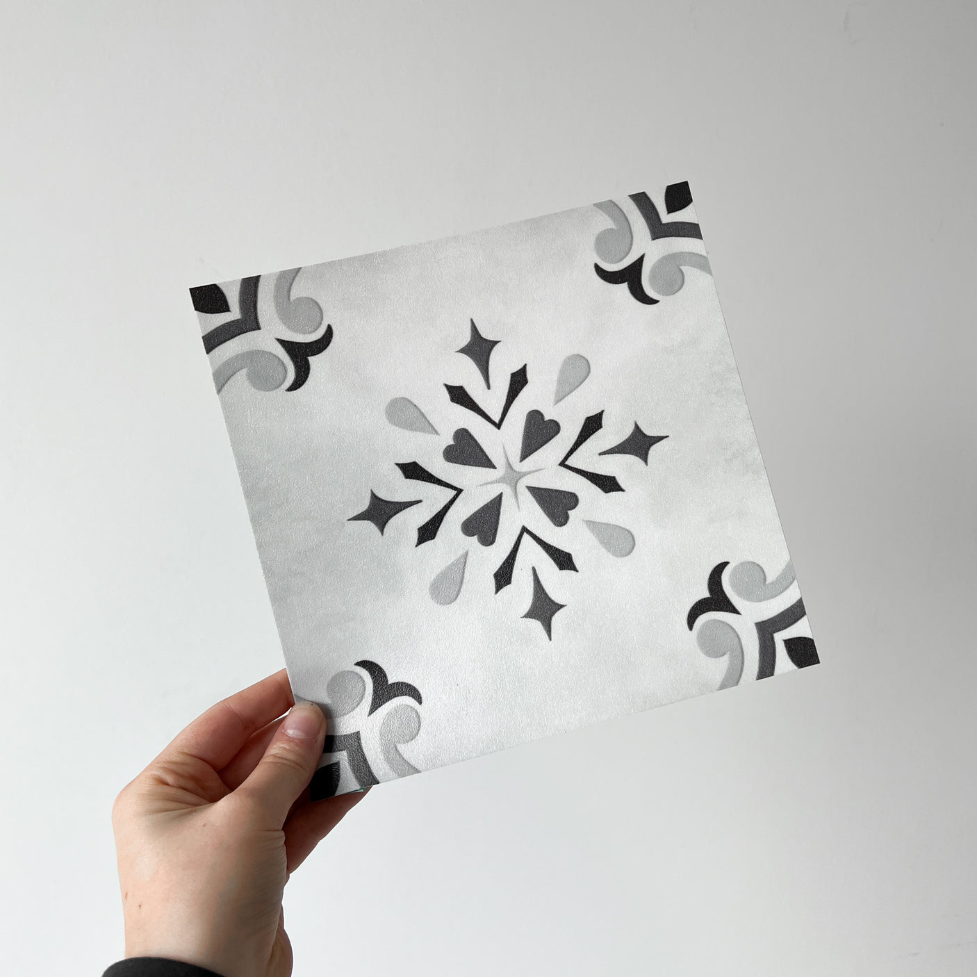 Amilia grå selvklebende fliser imiterer et klassisk uttrykk i grått, sort og hvitt. Den gir et klassisk og tidløst design.