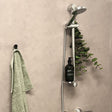 Beige betong selvklebende fliser montert i dusj for et moderne uttrykk.