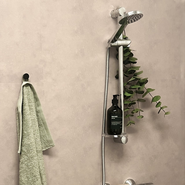 Beige betong selvklebende fliser montert i dusj for et moderne uttrykk.