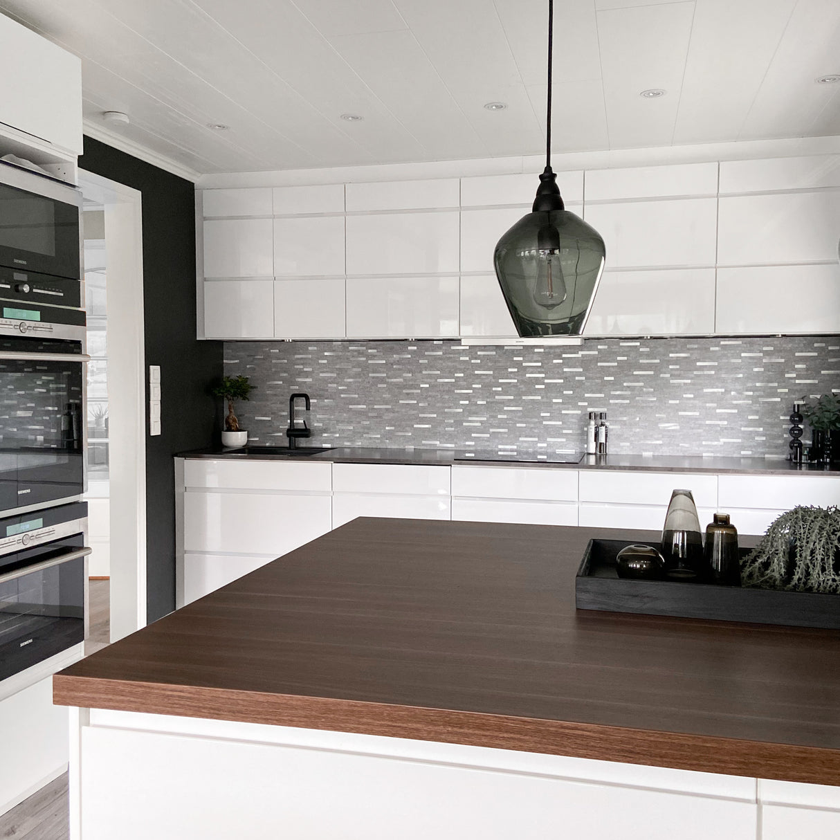 Brukervennlige fliser for enkel oppussing av kjøkkenvegg.