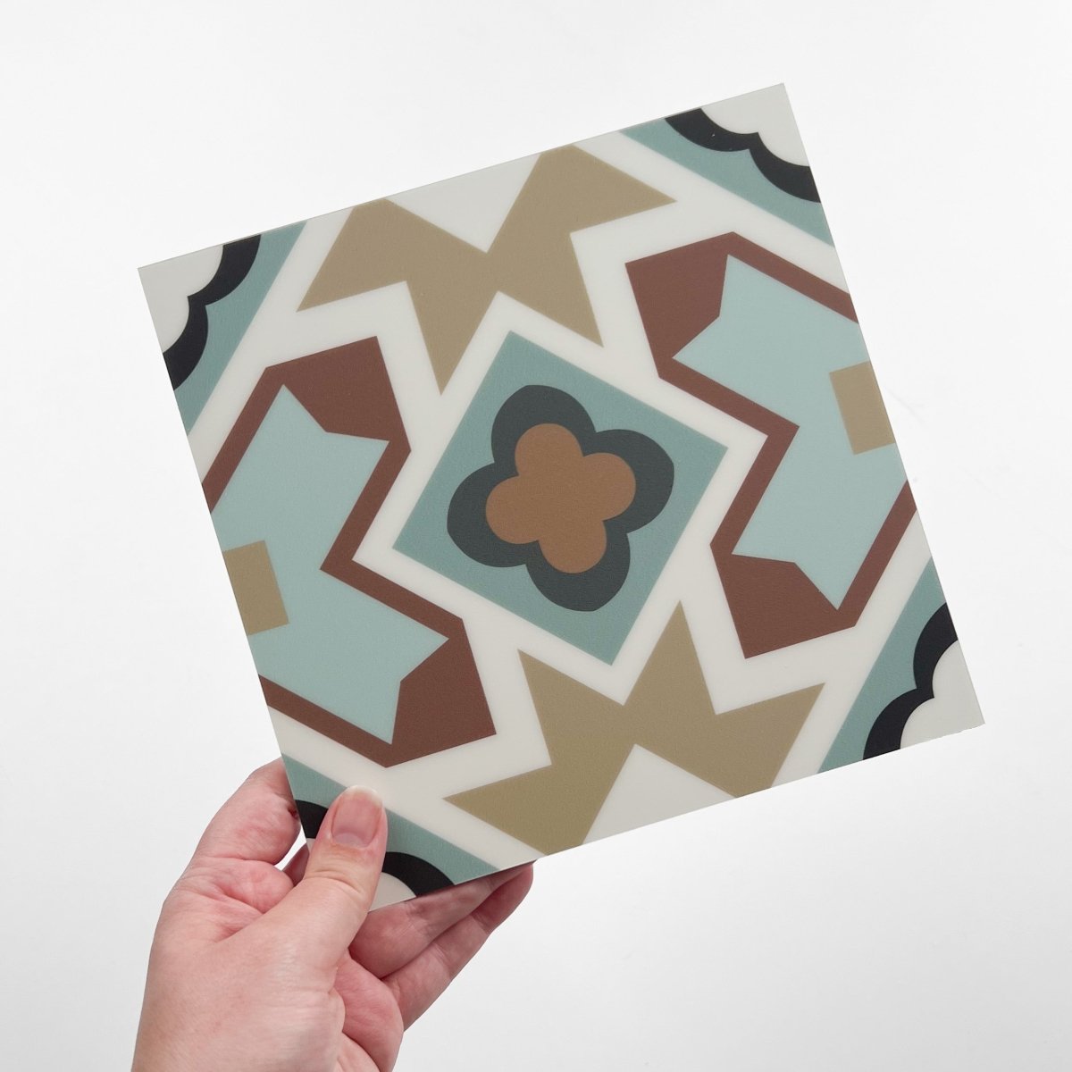 Selvklebende veggfliser i duse farger med geometrisk retro design