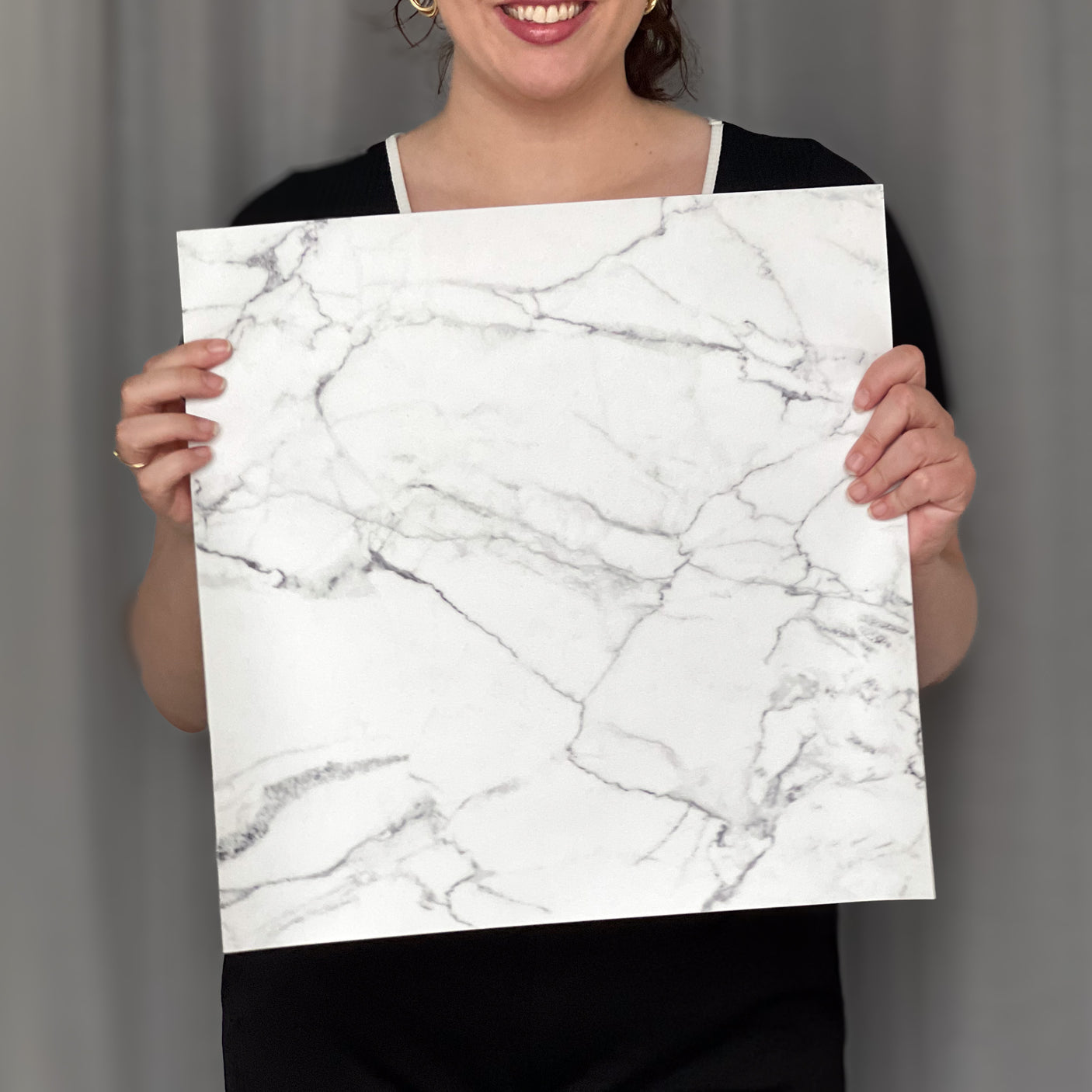 Nikoline marmor selvklebende fliser imiterer marmor med grå toner. Den gir et luksuriøst og elegant uttrykk. Passer godt til alle gulv og kjøkken.