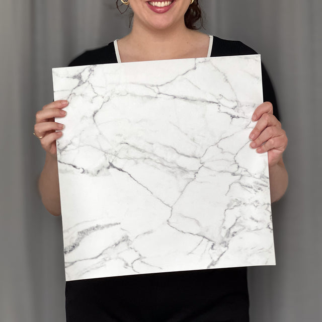 Nikoline marmor selvklebende fliser imiterer marmor med grå toner. Den gir et luksuriøst og elegant uttrykk. Passer godt til alle gulv og kjøkken.
